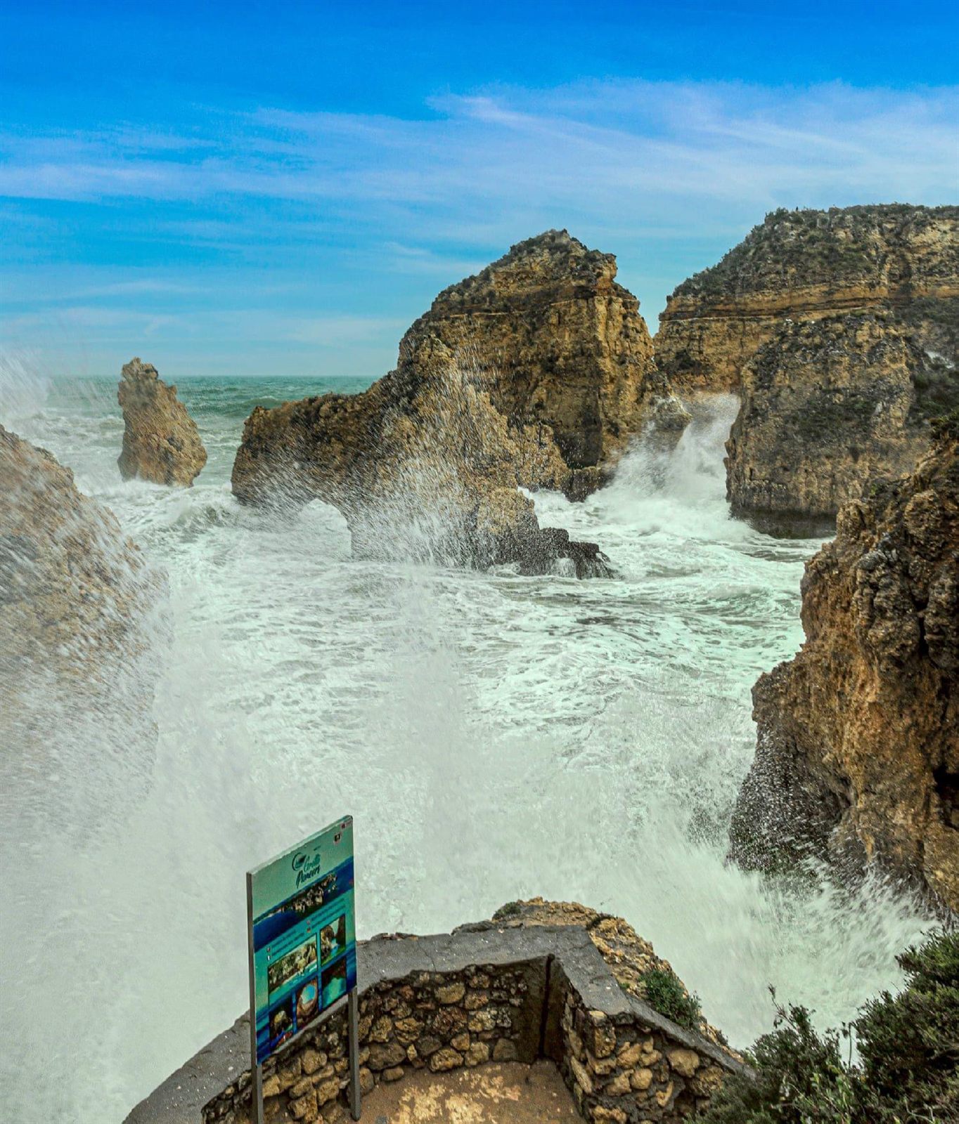 Ondas do Atlântico contra as falésias